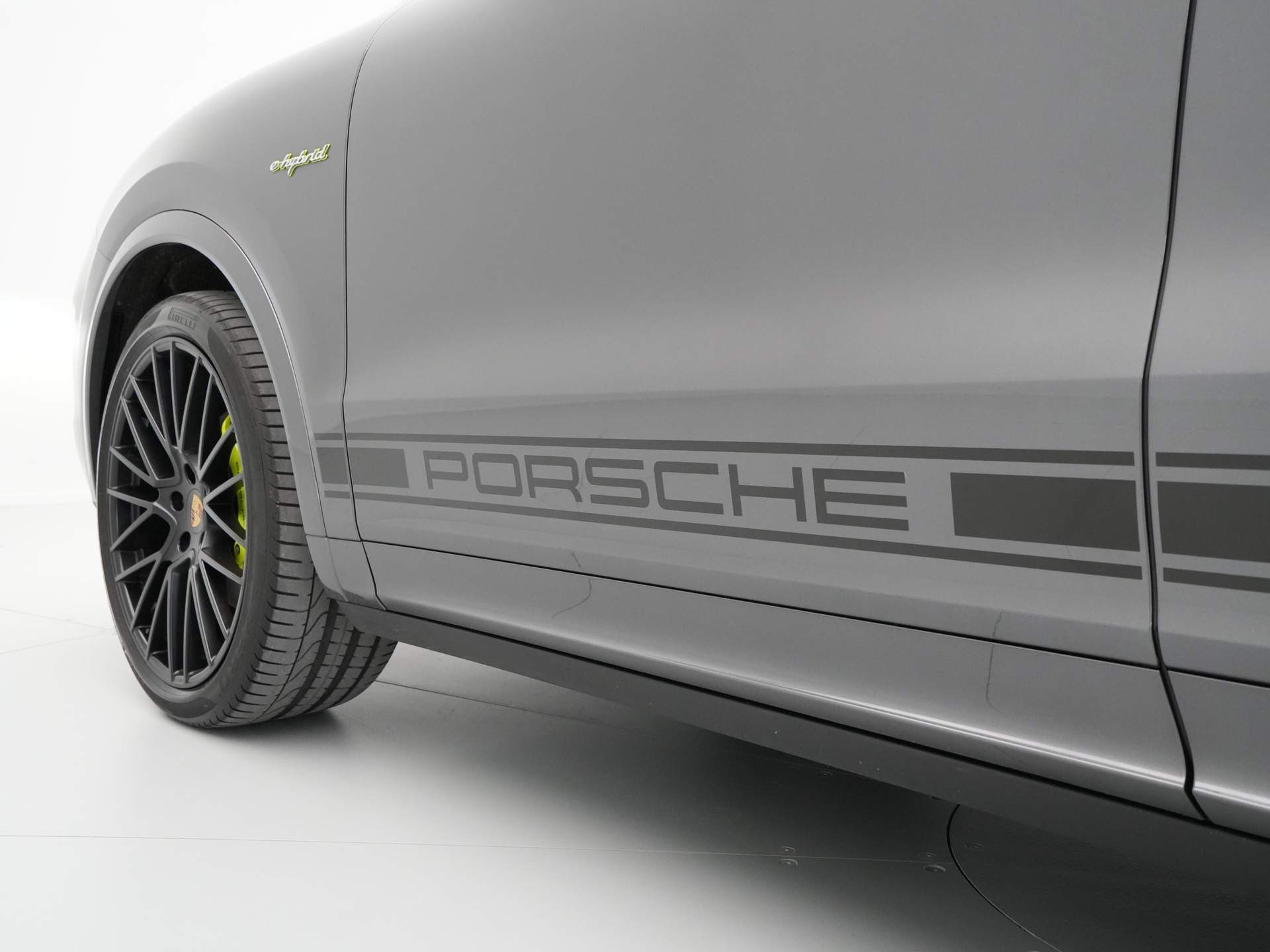 Porsche - Cayenne Coupé 3.0 E-Hybrid Platinum Edition - 2022