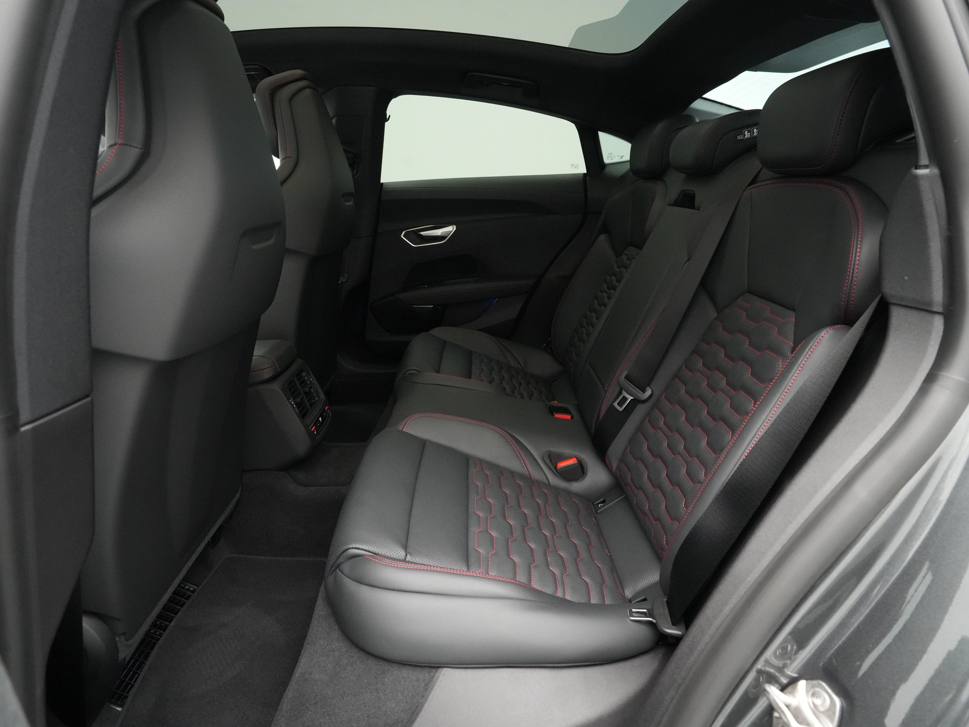 Audi - e-tron GT QUATTRO S e-tron GT 97kWh 592 2AT - 2024