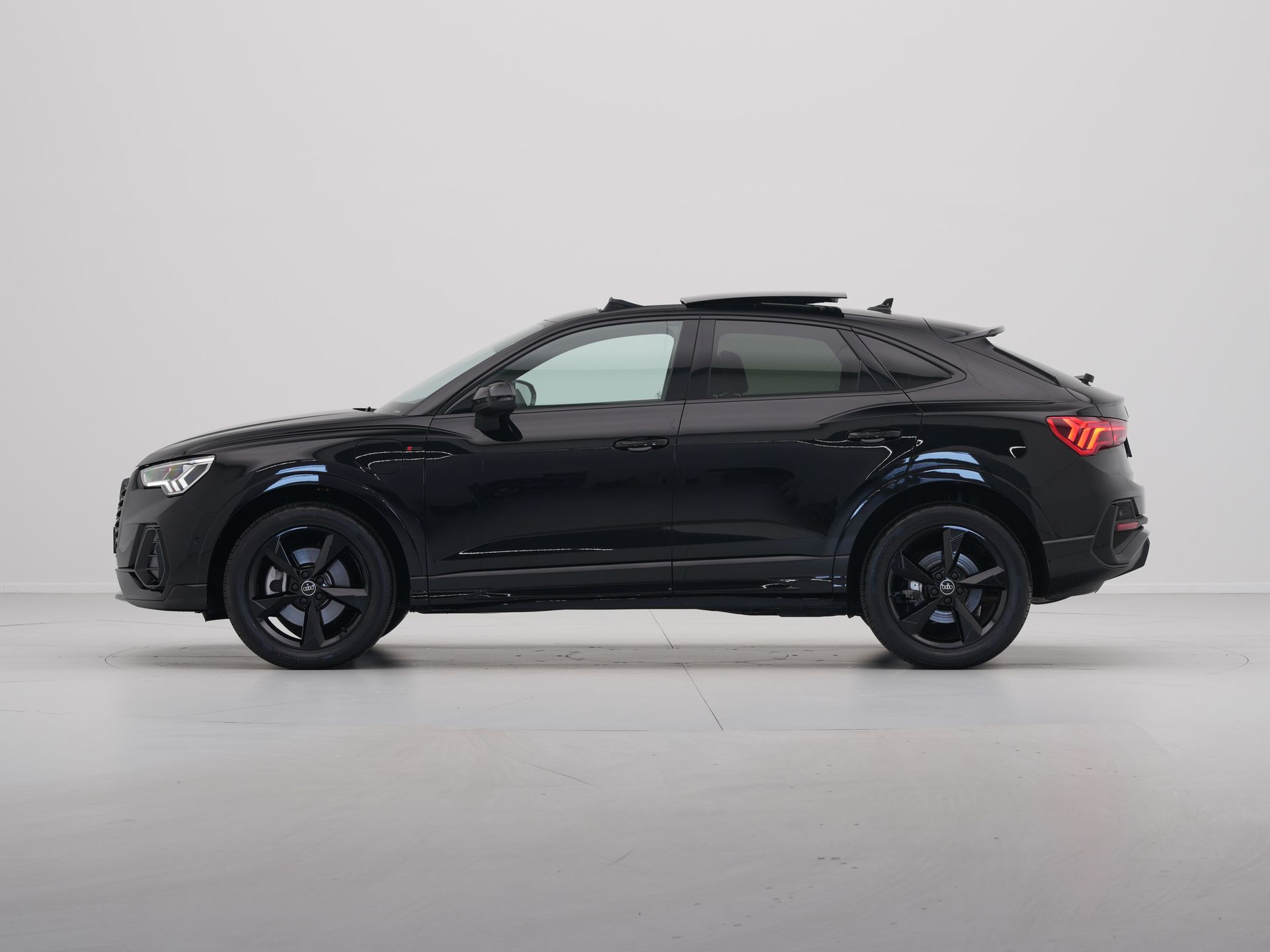 Audi - Q3 Sportback 45 TFSI e 245 pkS Edition S Line - 2024