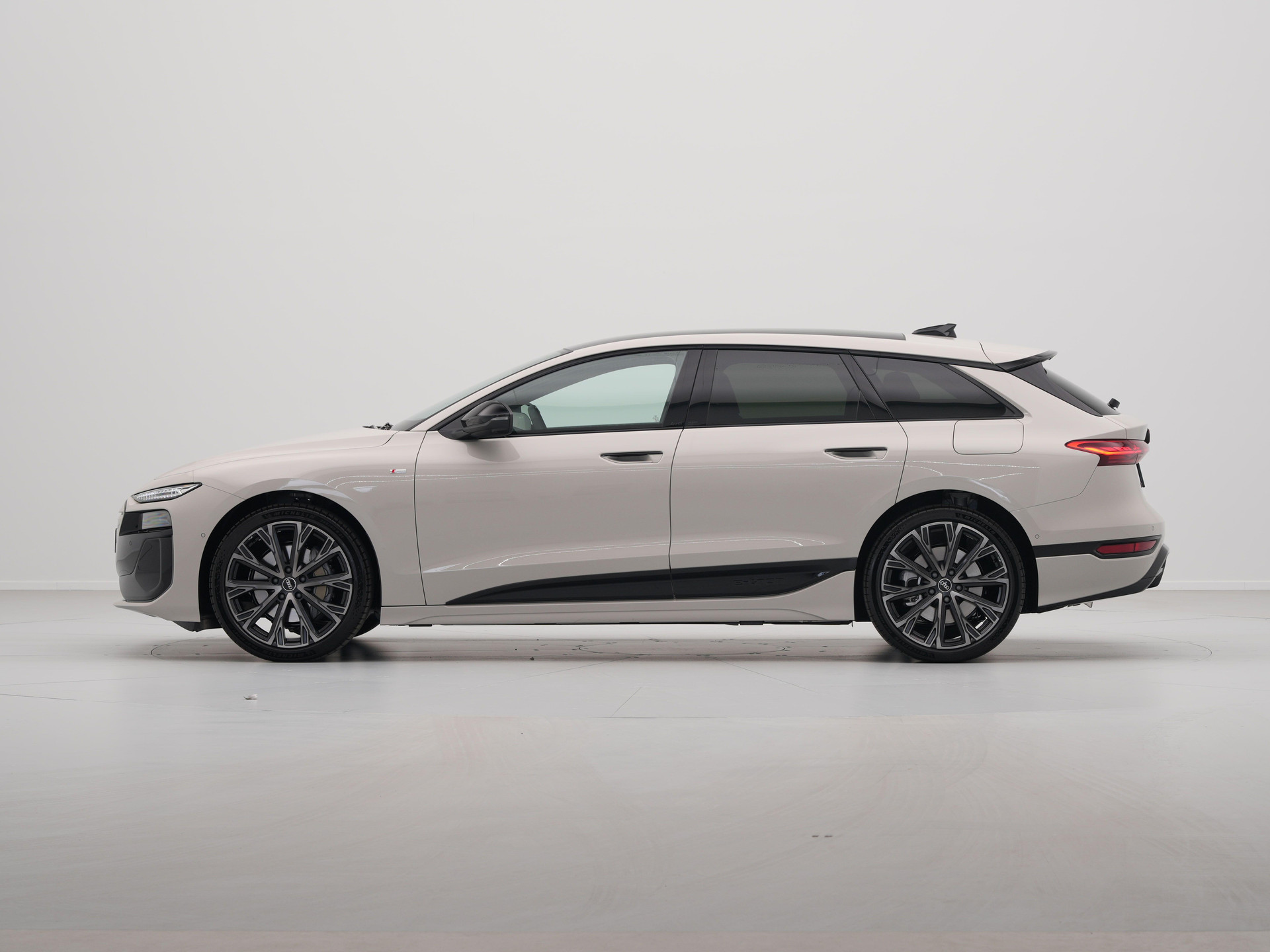 Audi - A6 Avant e-tron 367 1AT S edition - 2025