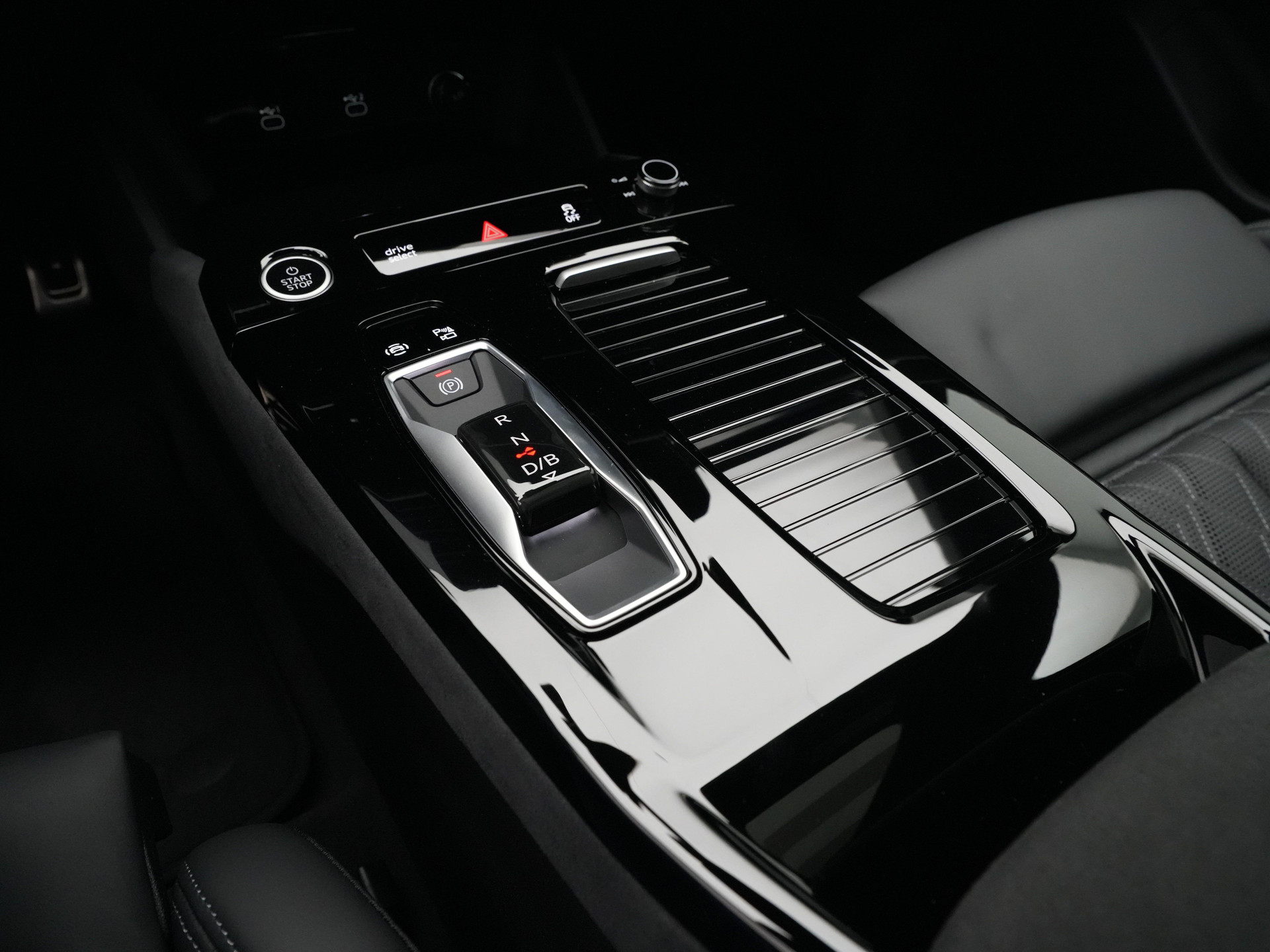 Audi - A6 Avant e-tron 367 1AT S edition - 2025